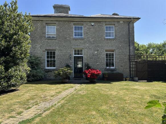 3 bed property, in Tarragon Road, £550,000