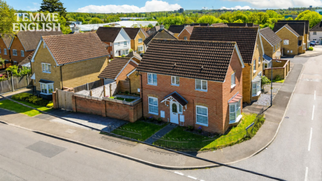 3 bed property, in Basildon Road, £450,000
