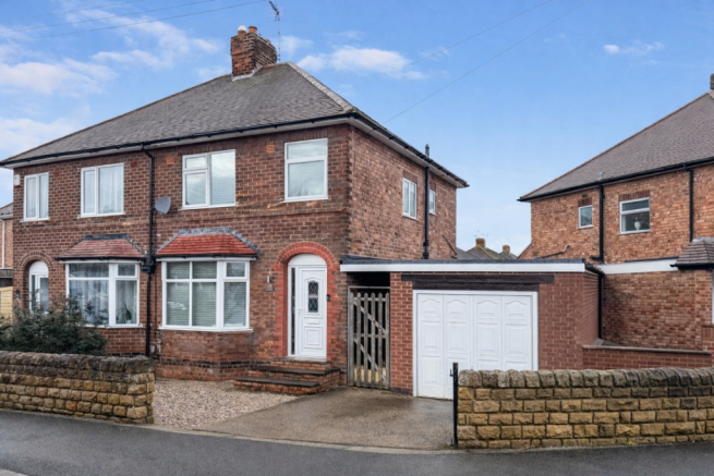 3 bed property, in Leyton Crescent, £280,000