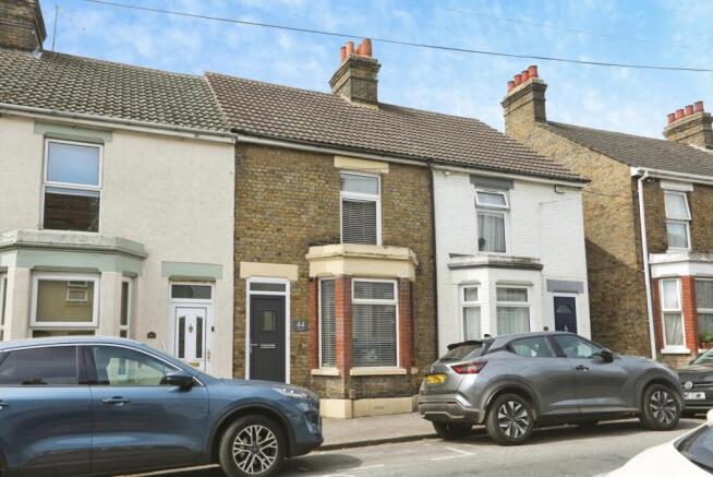 2 bed property, in Hythe Road, £260,000