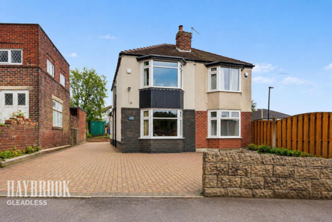 2 bed property, in Hollinsend Road, £170,000