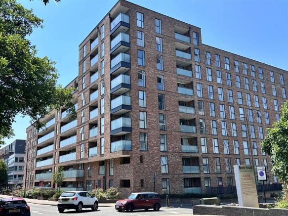 1 bed property, in Northolt Road, £200,000