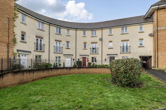 4 bed property, in Arnell Crescent, £300,000