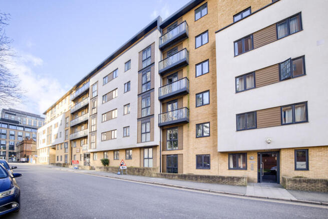 2 bed property, in Cutlass Court, £175,000