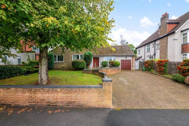 3 bed property, in Hillcrest Road, £699,500