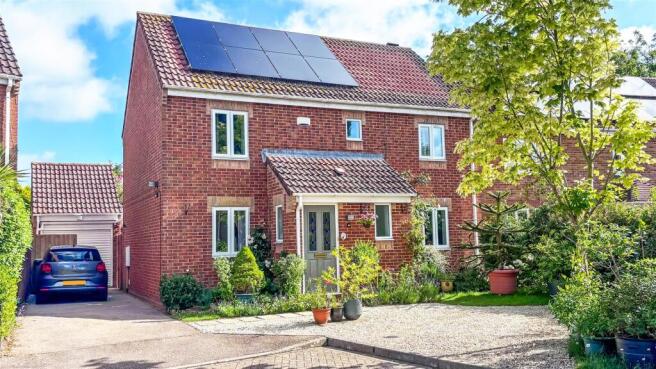 4 bed property, in Toddington Park, £450,000