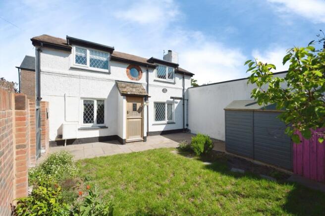 2 bed property, in Station Road, £280,000