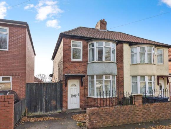 2 bed property, in Whickham View, £60,000
