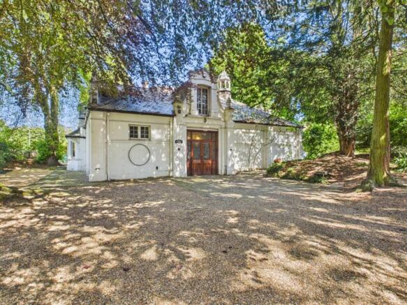 4 bed property, in Brookbank, £1,000,000