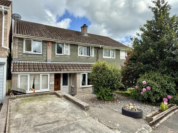 4 bed property, in Hawthorn Road, £300,000
