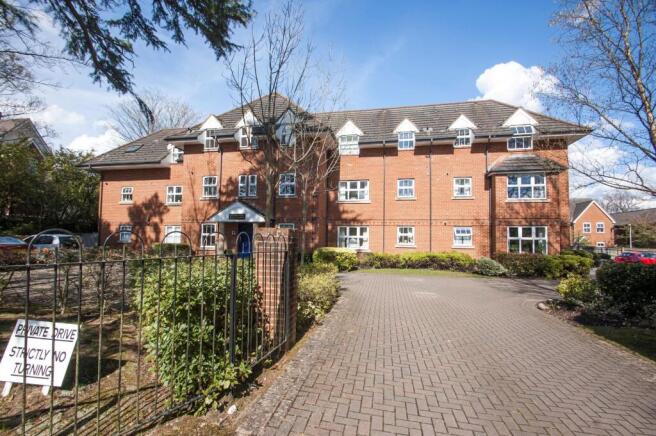 2 bed property, in Branksomewood Road, £200,000
