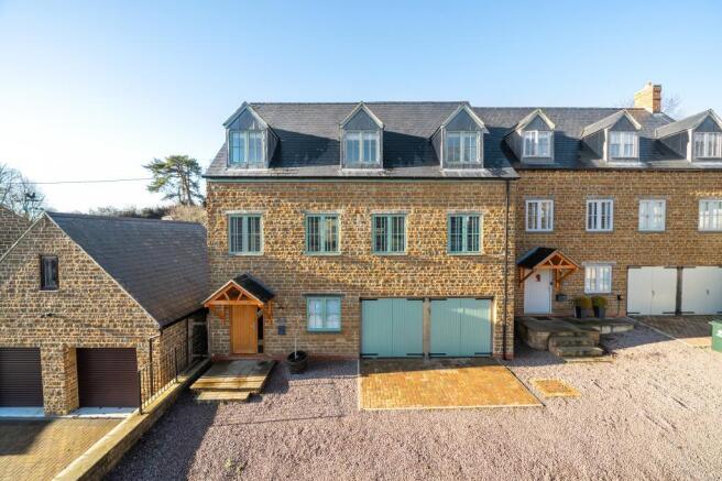 4 bed property, in Hornton, £850,000