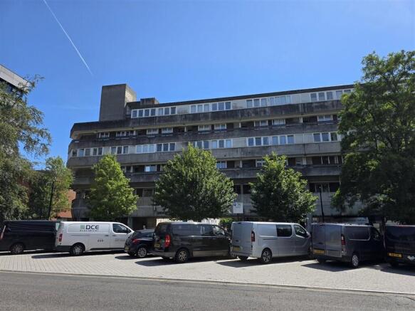 2 bed property, in Commercial Road, £70,000