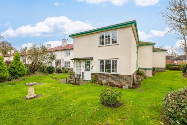 1 bed property, in Guessens Court, £200,000