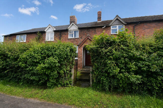 2 bed property, in Hollinwood, £80,000