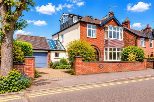 4 bed property, in Edward Road, £750,000