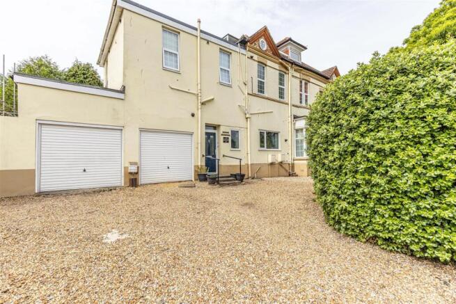 2 bed property, in Stourwood Avenue, £250,000