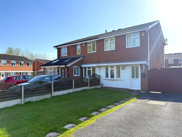 2 bed property, in Buckingham Close, £175,000
