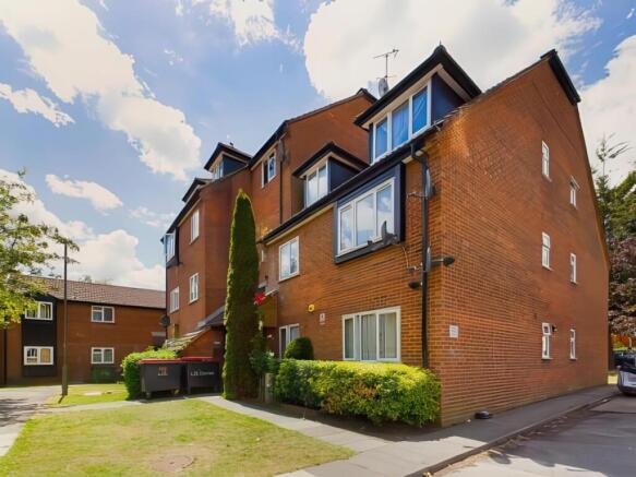 1 bed property, in Springwood Crescent, £200,000