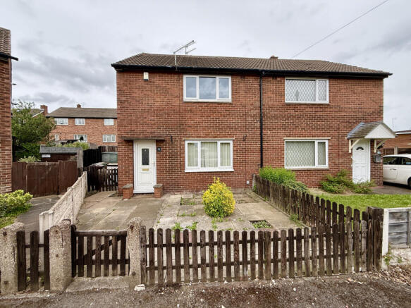 2 bed property, in Moxon Square, £160,000