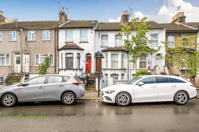 2 bed property, in Oval Road, £300,000