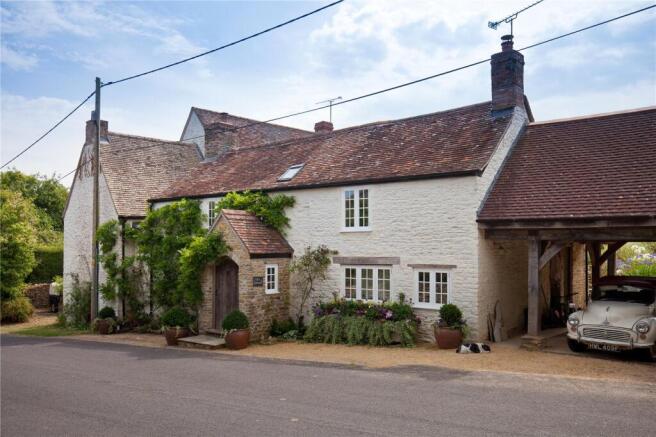 6 bed property, in Holton, £935,000