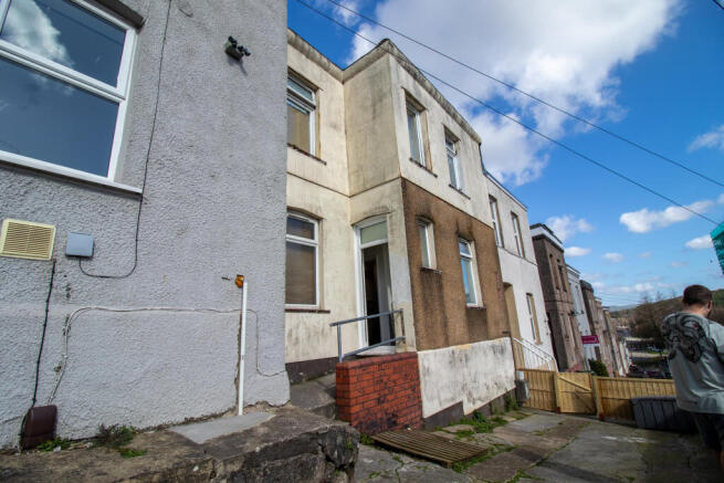 2 bed property, in North Hill Road, £120,000