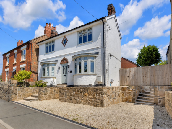 2 bed property, in Main Street, £350,000