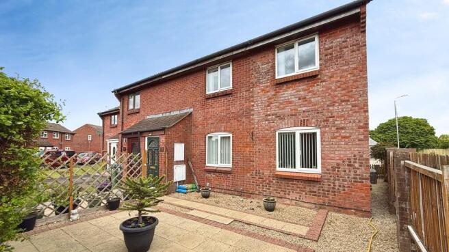 3 bed property, in Phipps Close, £285,000