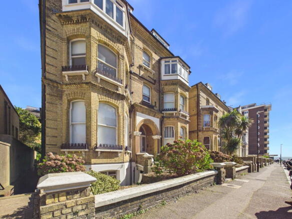 1 bed property, in Amberley Court 22 Second Avenue, £199,950