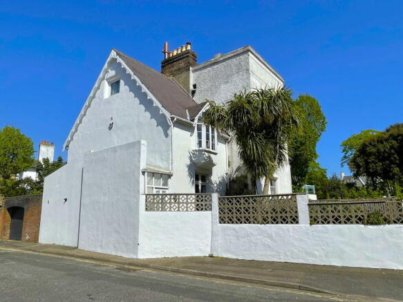4 bed property, in Villiers Road, £390,000