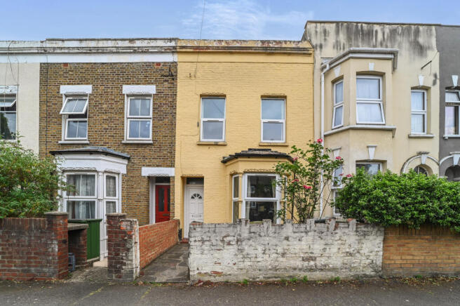 3 bed property, in Clinton Road, £625,000