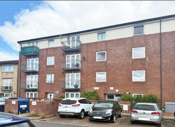 2 bed property, in Scott Crescent, £325,000