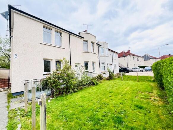 2 bed property, in Windsor Crescent, £120,000