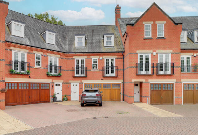 5 bed property, in Boyes Crescent, £925,000