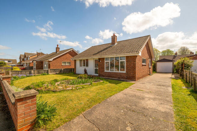 2 bed property, in Woodlands Close, £215,000