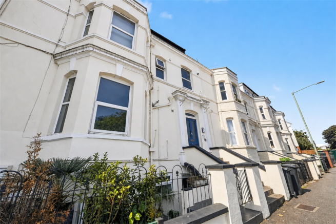 2 bed property, in Bournemouth, £145,000