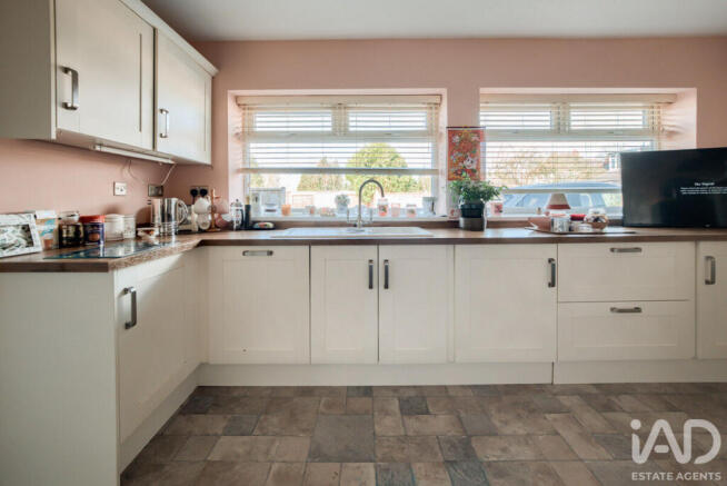 4 bed property, in Campbells Green, £425,000