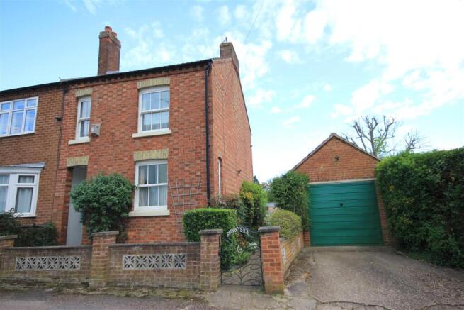 3 bed property, in Bull Close, £195,000