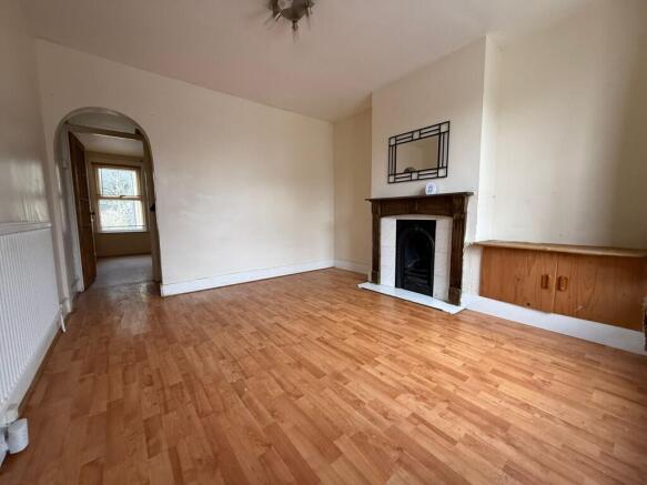 2 bed property, in Tonbridge Road, £195,000