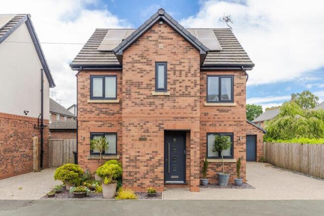 4 bed property, in The Chantry, £385,000
