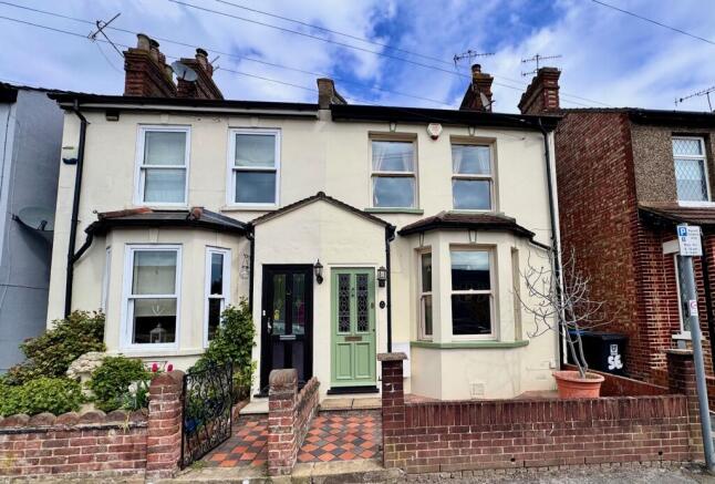 2 bed property, in Kingsland Road, £525,000