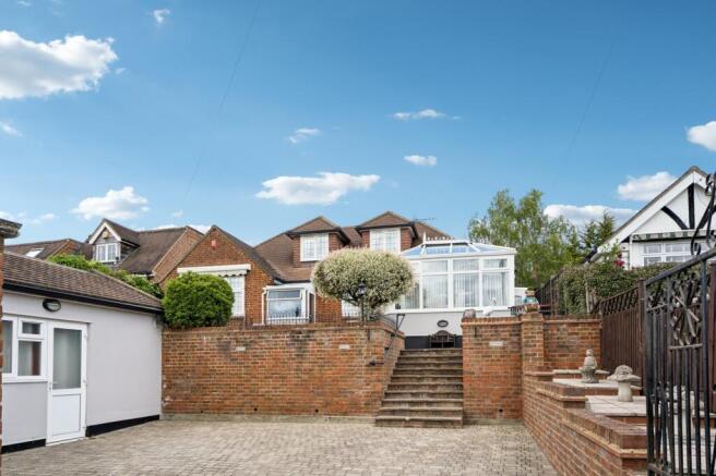 4 bed property, in Middle Road, £795,000