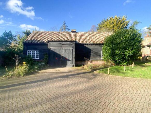2 bed property, in High Street, £300,000