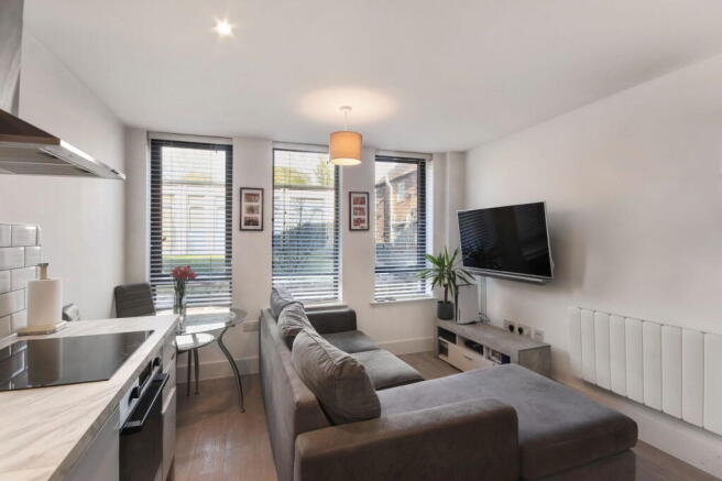 1 bed property, in New Ash Green, £180,000