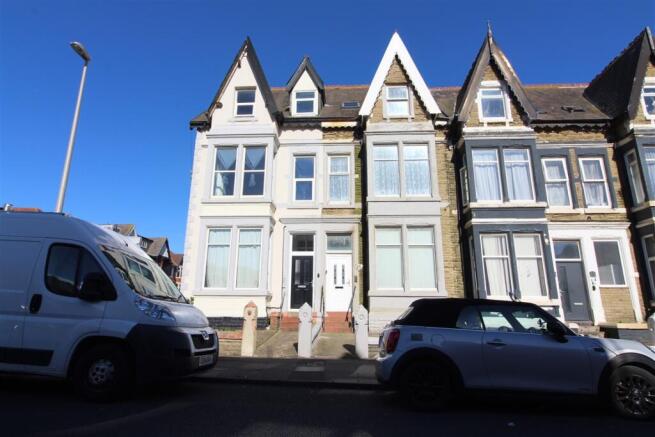 5 bed property, in 15 Holmfield Road, £135,000