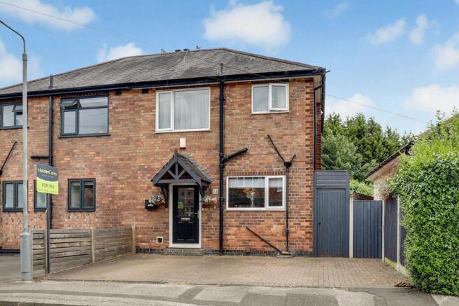 3 bed property, in Chesterfield Drive, £300,000