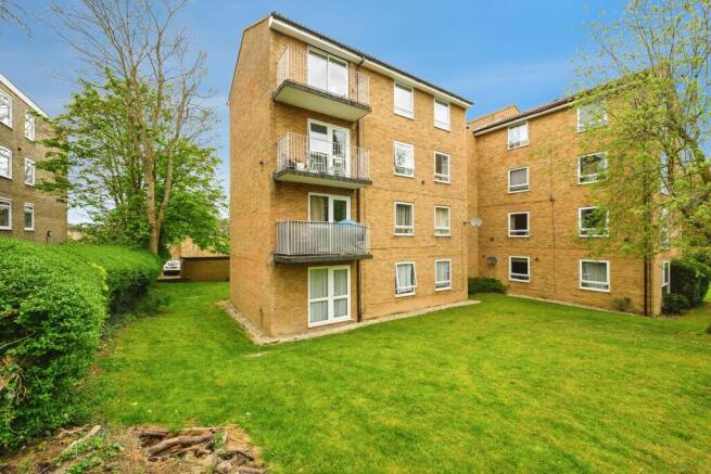 2 bed property, in Ventnor Road, £325,000