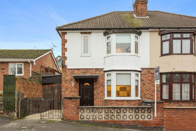 3 bed property, in Cross Street, £195,000