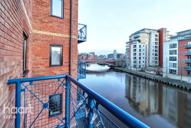 2 bed property, in Langtons Wharf, £225,000